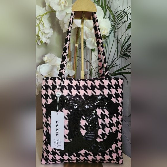 Gorgeous Novelty GWP/VIP Tote! New With Tags - Picture 1 of 9